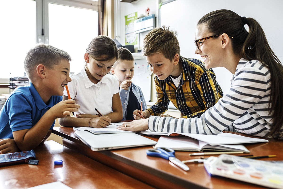 Classe scolaire élèves et professeure